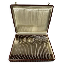 Ménagère de 24 couverts en métal argenté
