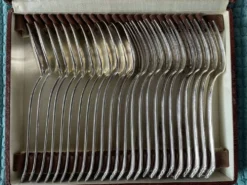 Ménagère de 24 couverts en métal argenté
