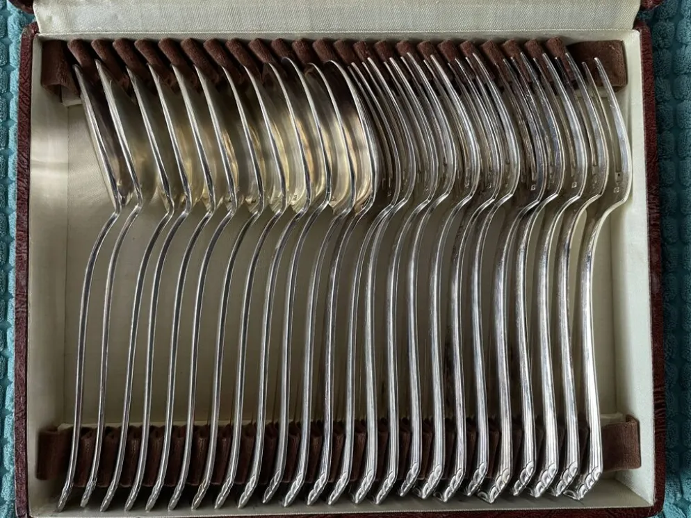 Ménagère de 24 couverts en métal argenté