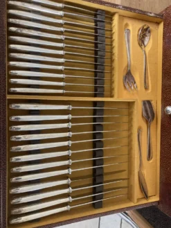 Ménagère de 105 pièces en métal argenté