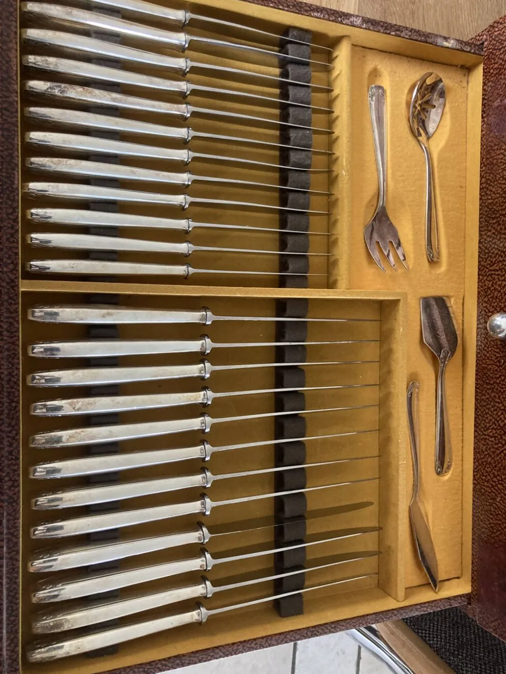 Ménagère de 105 pièces en métal argenté