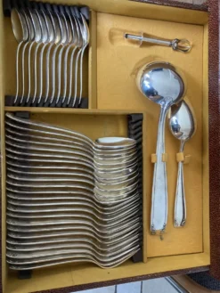 Ménagère de 105 pièces en métal argenté