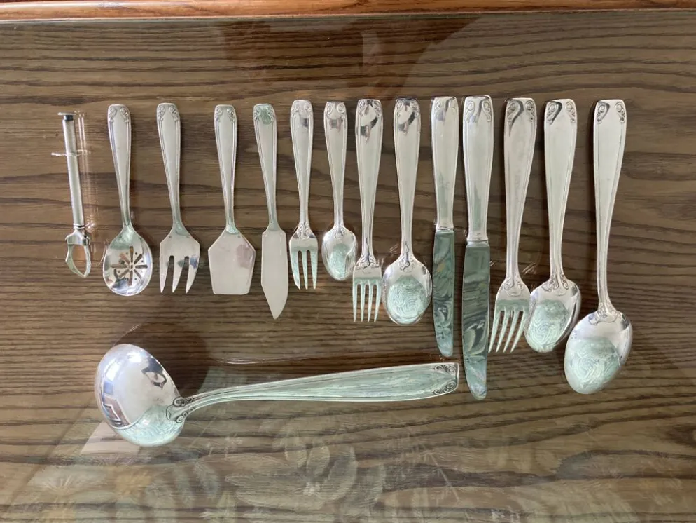 Ménagère de 105 pièces en métal argenté
