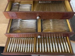 Ménagère de 105 pièces en métal argenté