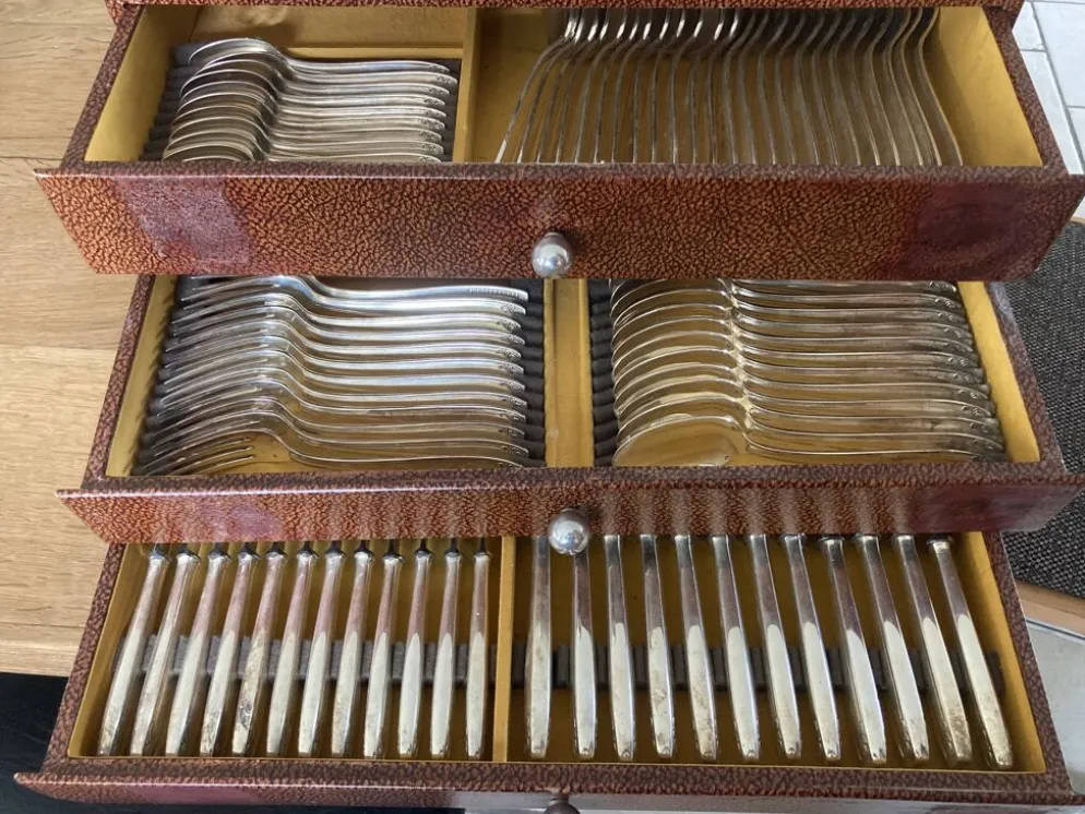 Ménagère de 105 pièces en métal argenté