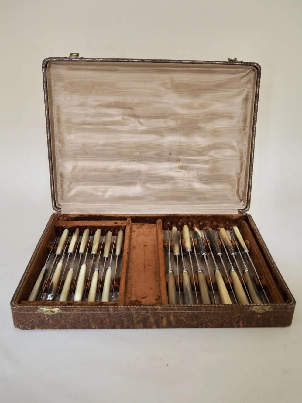 Ménagère de table en os - 28 pièces