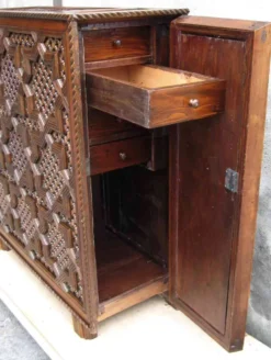 Mobilier afghan ancien.