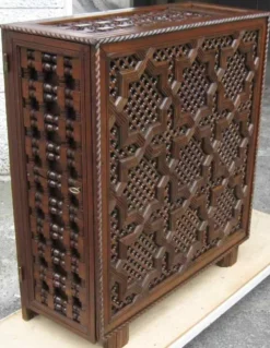 Mobilier afghan ancien.