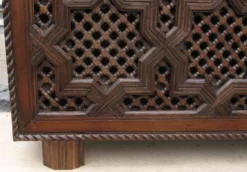 Mobilier afghan ancien.