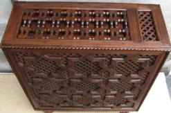 Mobilier afghan ancien.