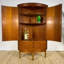Mobilier d'angle moderne du milieu du siècle en teck avec des portes.