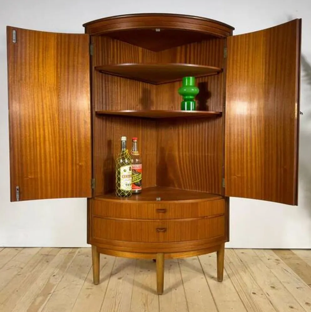 Mobilier d'angle moderne du milieu du siècle en teck avec des portes.