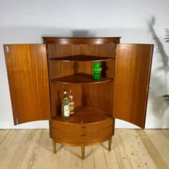 Mobilier d'angle moderne du milieu du siècle en teck avec des portes.