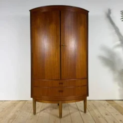 Mobilier d'angle moderne du milieu du siècle en teck avec des portes.