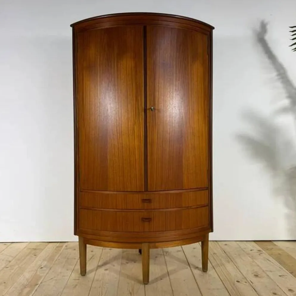 Mobilier d'angle moderne du milieu du siècle en teck avec des portes.