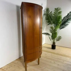 Mobilier d'angle moderne du milieu du siècle en teck avec des portes.