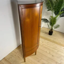 Mobilier d'angle moderne du milieu du siècle en teck avec des portes.