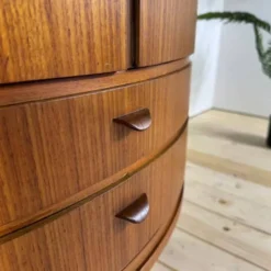 Mobilier d'angle moderne du milieu du siècle en teck avec des portes.
