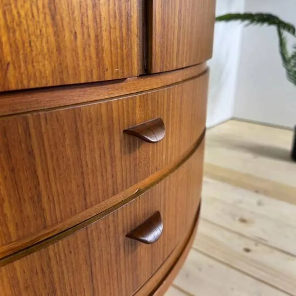 Mobilier d'angle moderne du milieu du siècle en teck avec des portes.