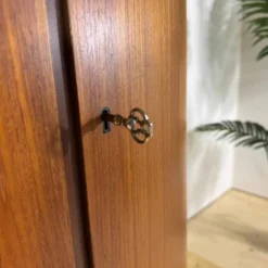 Mobilier d'angle moderne du milieu du siècle en teck avec des portes.