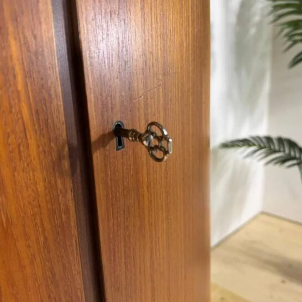 Mobilier d'angle moderne du milieu du siècle en teck avec des portes.