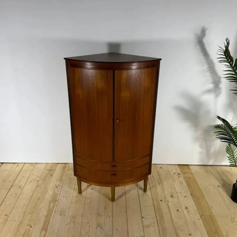 Mobilier d'angle moderne du milieu du siècle en teck avec des portes.
