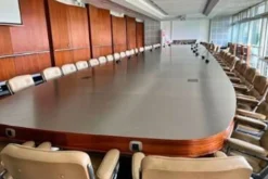 Monumentale table de conférence en noyer et inox brossé exemplaire unique réalisé sur mesure par Charles Eames pour Mobilier International piètement Herman Miller 1970’s