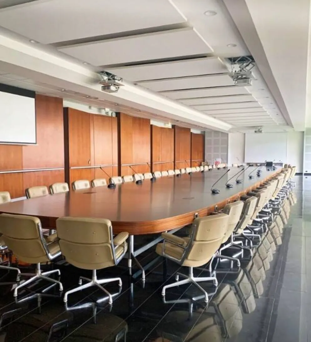 Monumentale table de conférence en noyer et inox brossé exemplaire unique réalisé sur mesure par Charles Eames pour Mobilier International piètement Herman Miller 1970’s
