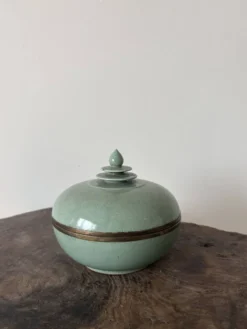 Mooie oude jade achtige blauwe groene keramische pot
