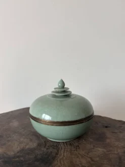 Mooie oude jade achtige blauwe groene keramische pot