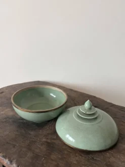 Mooie oude jade achtige blauwe groene keramische pot