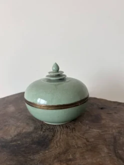 Mooie oude jade achtige blauwe groene keramische pot