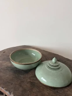 Mooie oude jade achtige blauwe groene keramische pot