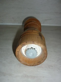 Moulin à poivre en bois tourné