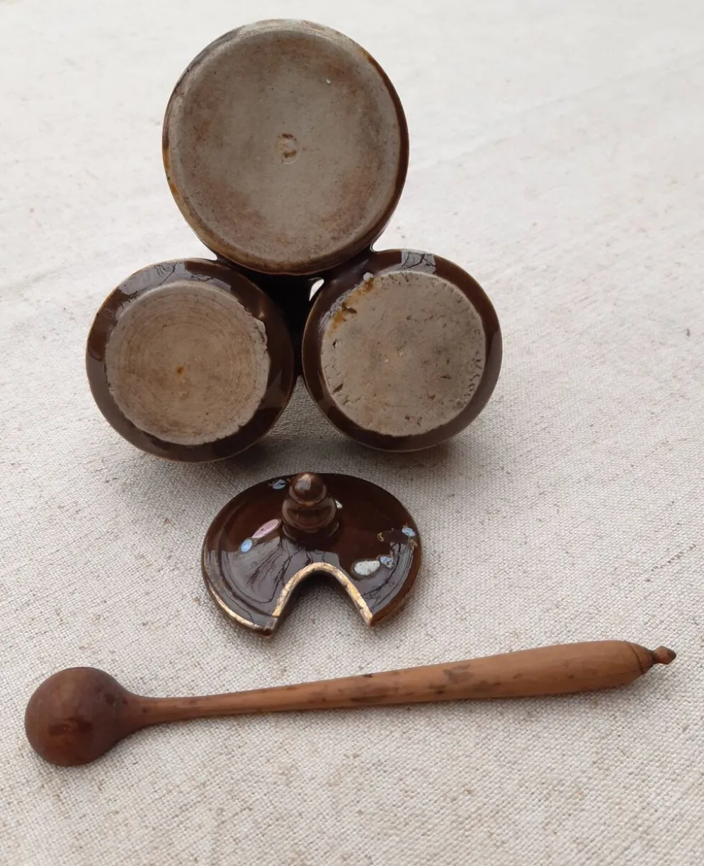 Moutardier avec sel et poivre grès émaillé marron avec motifs floraux