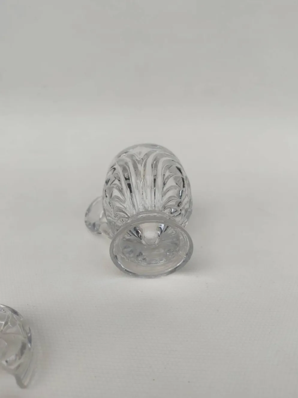 Moutardier en cristal moulé, première partie du XX ème siècle.
