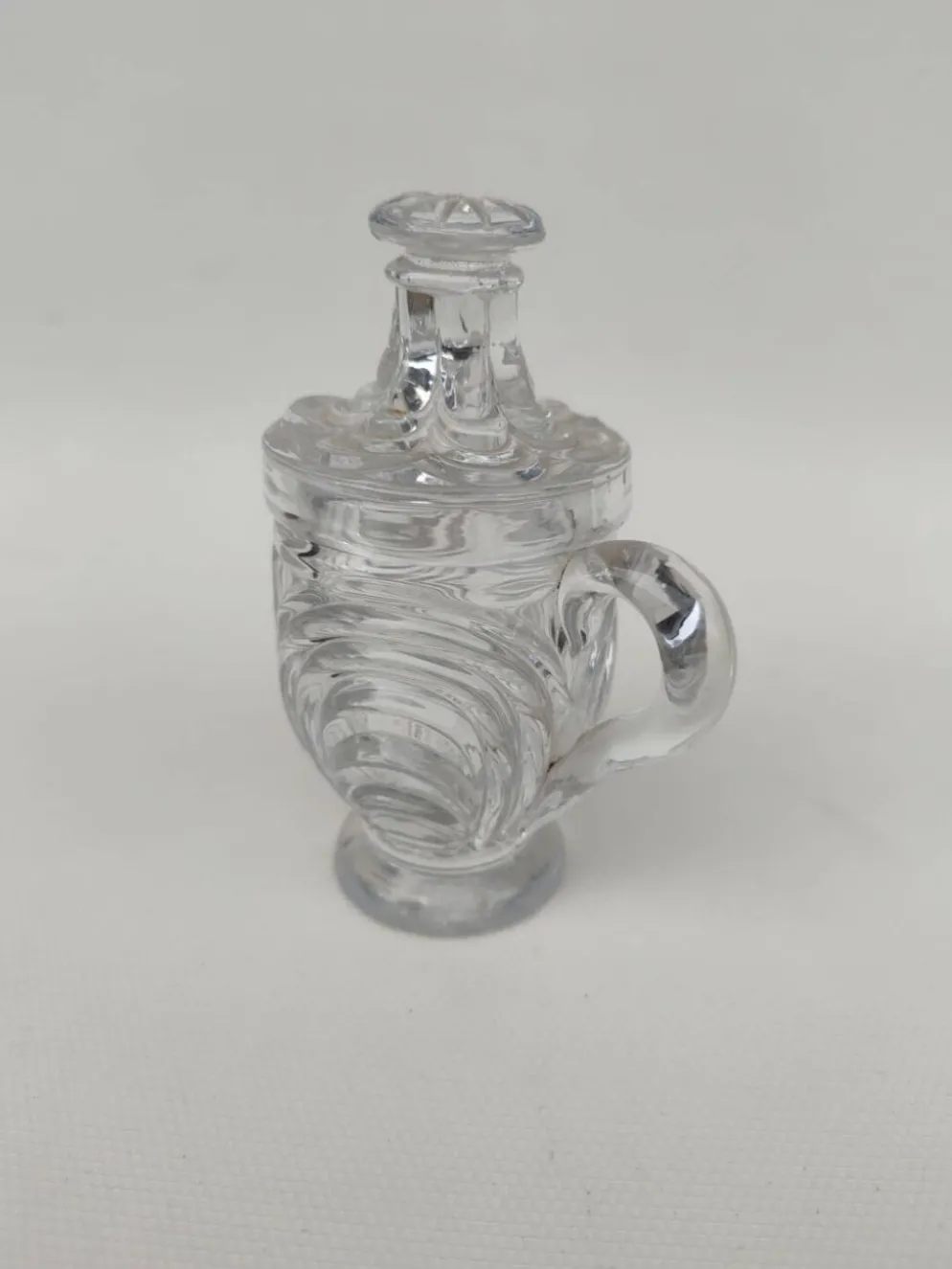 Moutardier en cristal moulé, première partie du XX ème siècle.