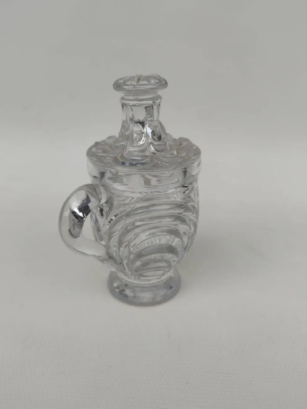 Moutardier en cristal moulé, première partie du XX ème siècle.