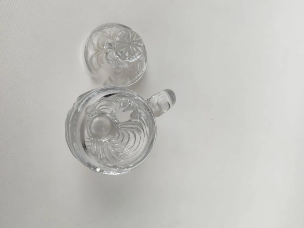 Moutardier en cristal moulé, première partie du XX ème siècle.