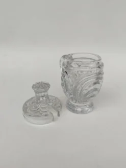 Moutardier en cristal moulé, première partie du XX ème siècle.
