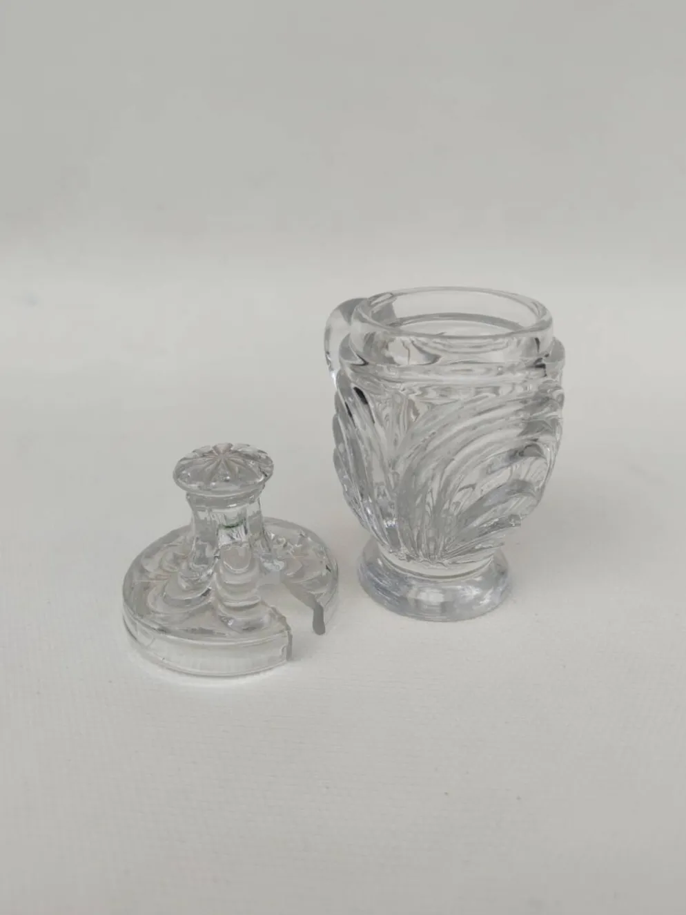 Moutardier en cristal moulé, première partie du XX ème siècle.