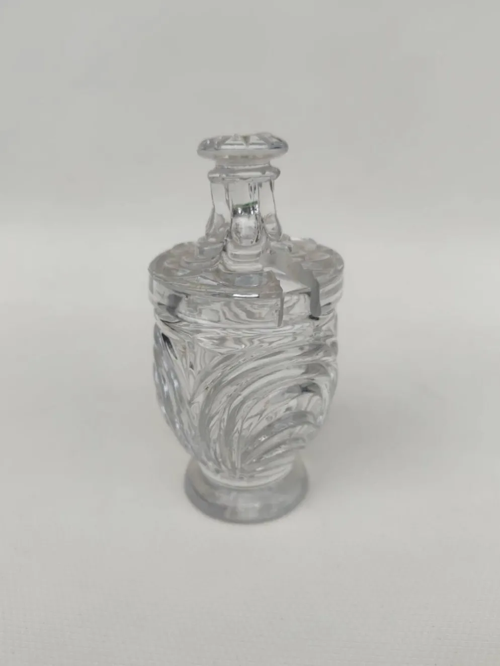 Moutardier en cristal moulé, première partie du XX ème siècle.