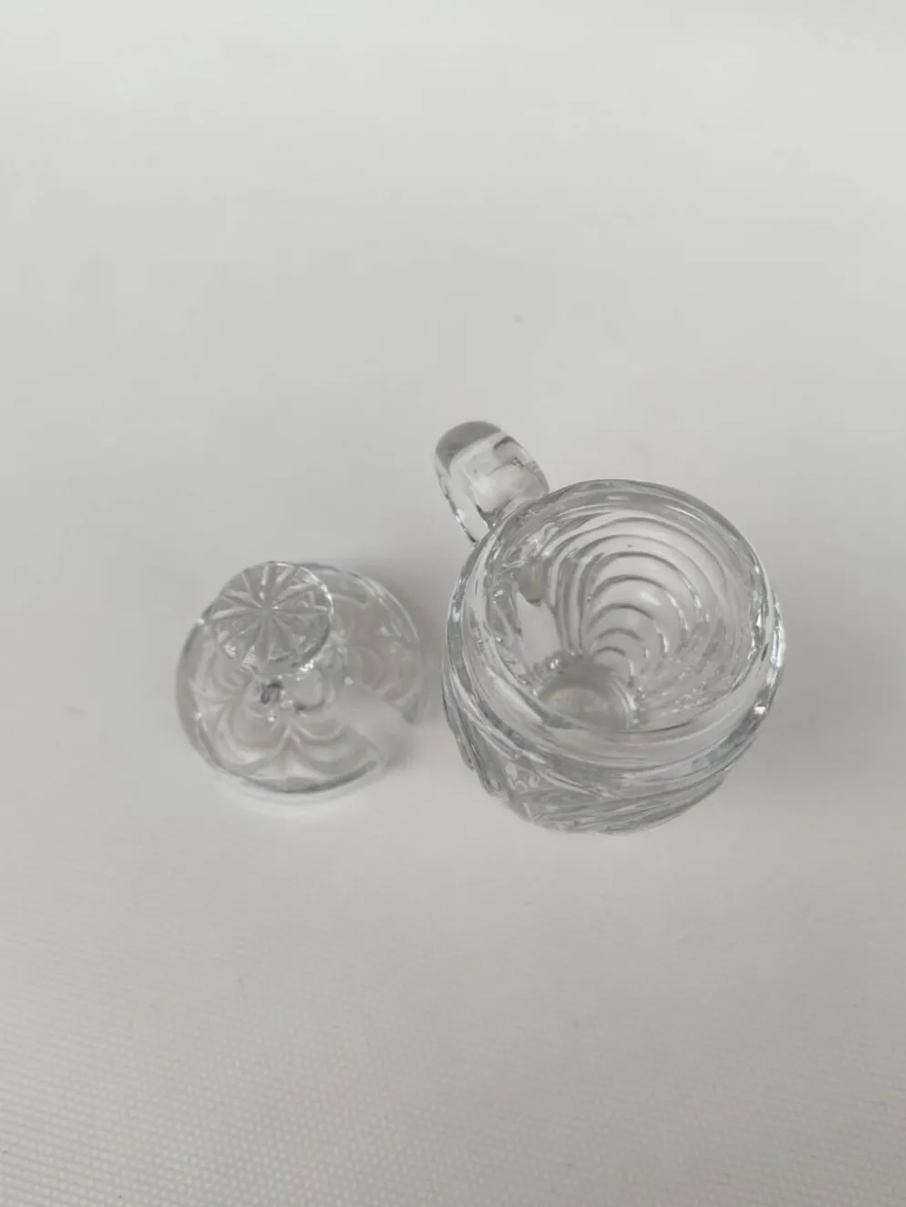 Moutardier en cristal moulé, première partie du XX ème siècle.