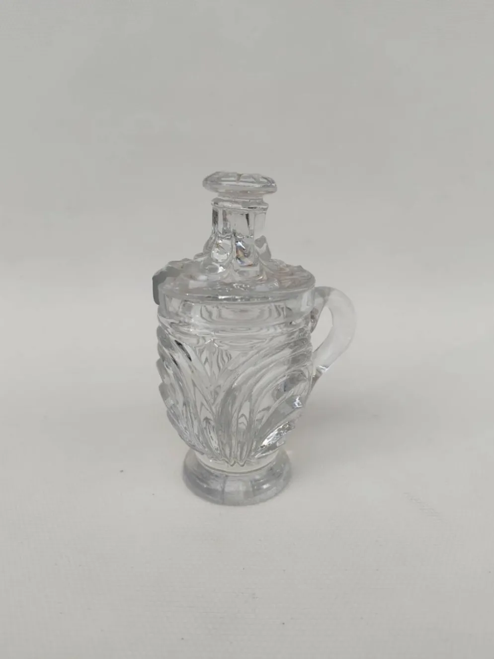 Moutardier en cristal moulé, première partie du XX ème siècle.