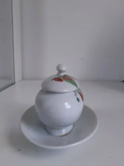Moutardier en porcelaine de Paris décor les fruits sauvages