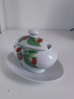 Moutardier en porcelaine de Paris décor les fruits sauvages