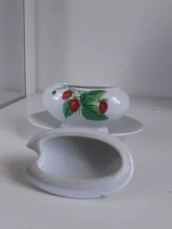 Moutardier en porcelaine de Paris décor les fruits sauvages
