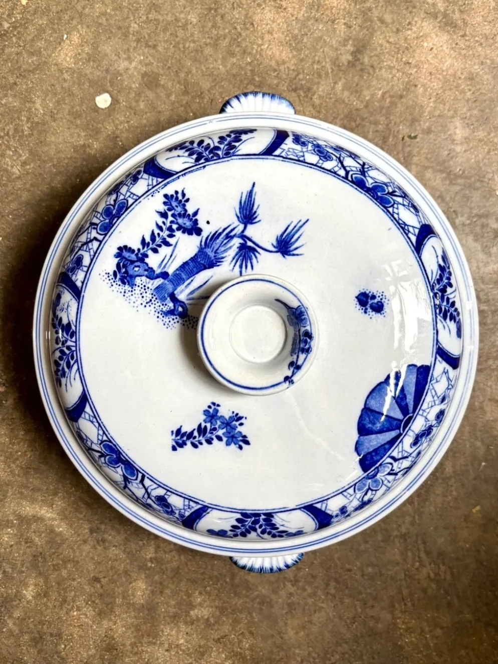 Moyenne soupière Creil & Montereau en terre de fer bleue, service "Japon"