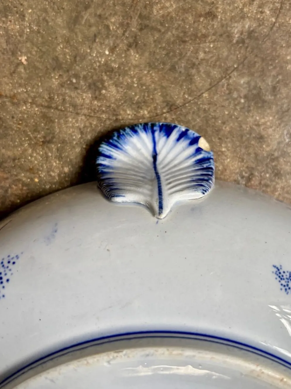 Moyenne soupière Creil & Montereau en terre de fer bleue, service "Japon"