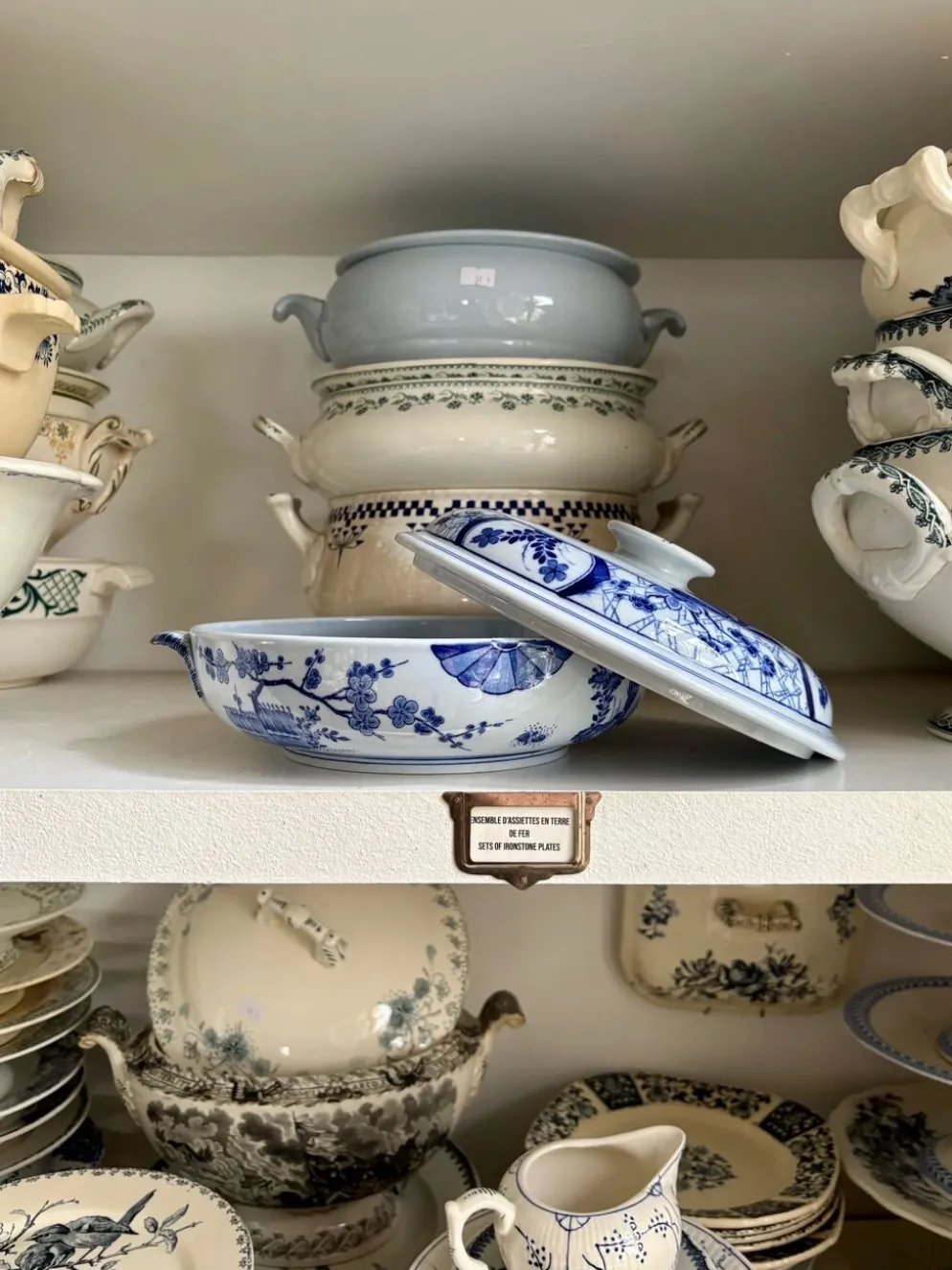 Moyenne soupière Creil & Montereau en terre de fer bleue, service "Japon"